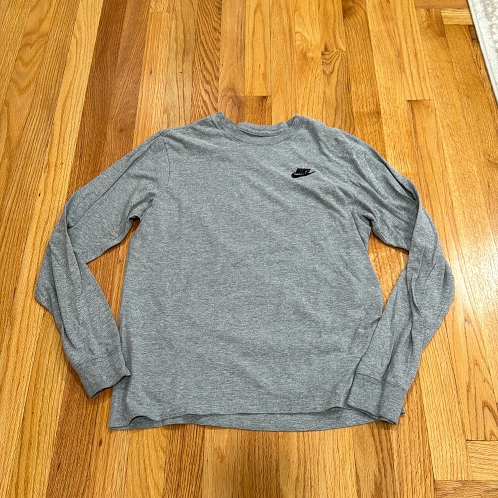 Men’s XS gray Nike long sleeve tee